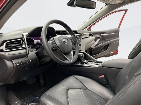 Used 2019 Toyota Camry XLE FWD image 10