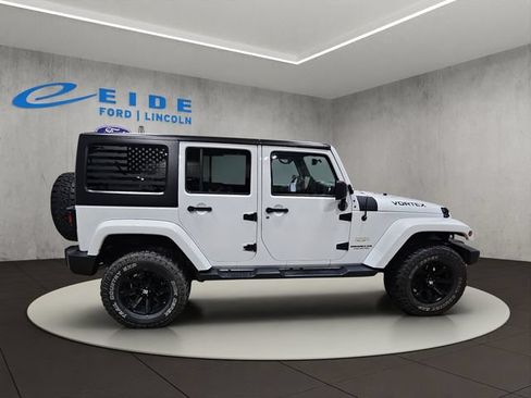 Used 2015 Jeep Wrangler Unlimited Sahara w/ Connectivity Group AWD/4WD image 7