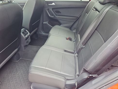 Used 2018 Volkswagen Tiguan SEL AWD/4WD image 31