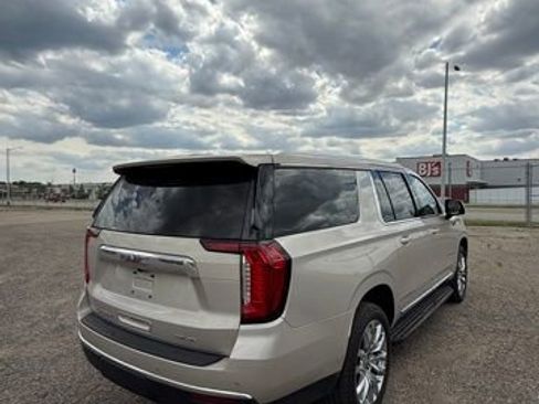 Used 2021 GMC Yukon XL SLT w/ SLT Luxury Plus Package AWD/4WD image 4