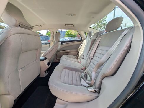 Used 2017 Ford Fusion SE FWD image 17