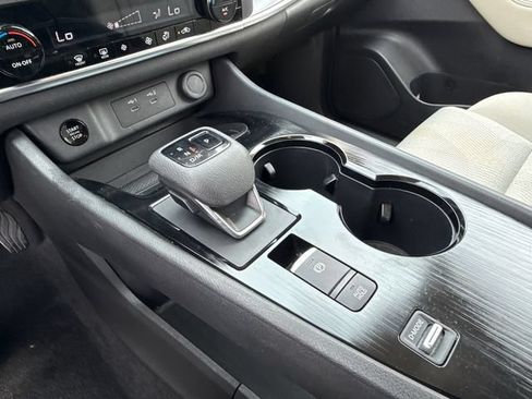 Used 2025 Nissan Rogue SV FWD image 32