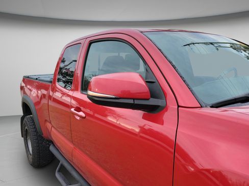 Used 2017 Toyota Tacoma TRD Off-Road image 26
