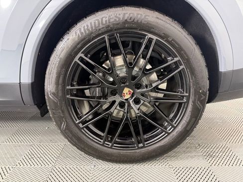 Certified 2025 Porsche Cayenne Coupe AWD/4WD image 12