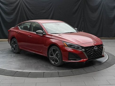 Used 2025 Nissan Altima 2.5 SR image 2