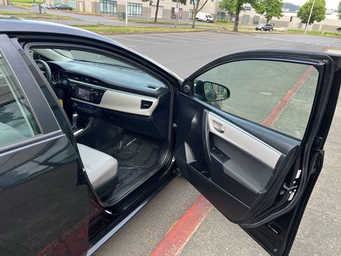Used 2016 Toyota Corolla LE FWD image 9