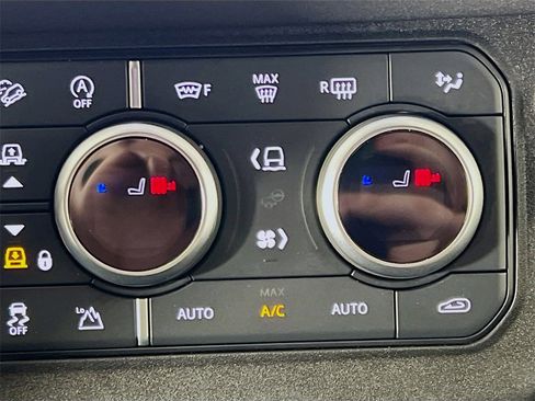 Used 2023 Land Rover Defender 130 SE image 21