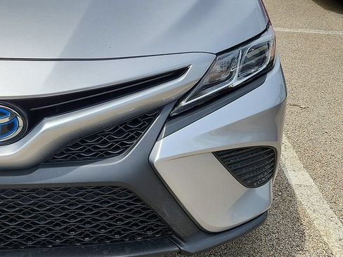 Used 2020 Toyota Camry SE w/ Sunroof Package FWD image 9