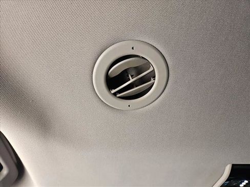 Used 2017 Chevrolet Suburban LT RWD image 16