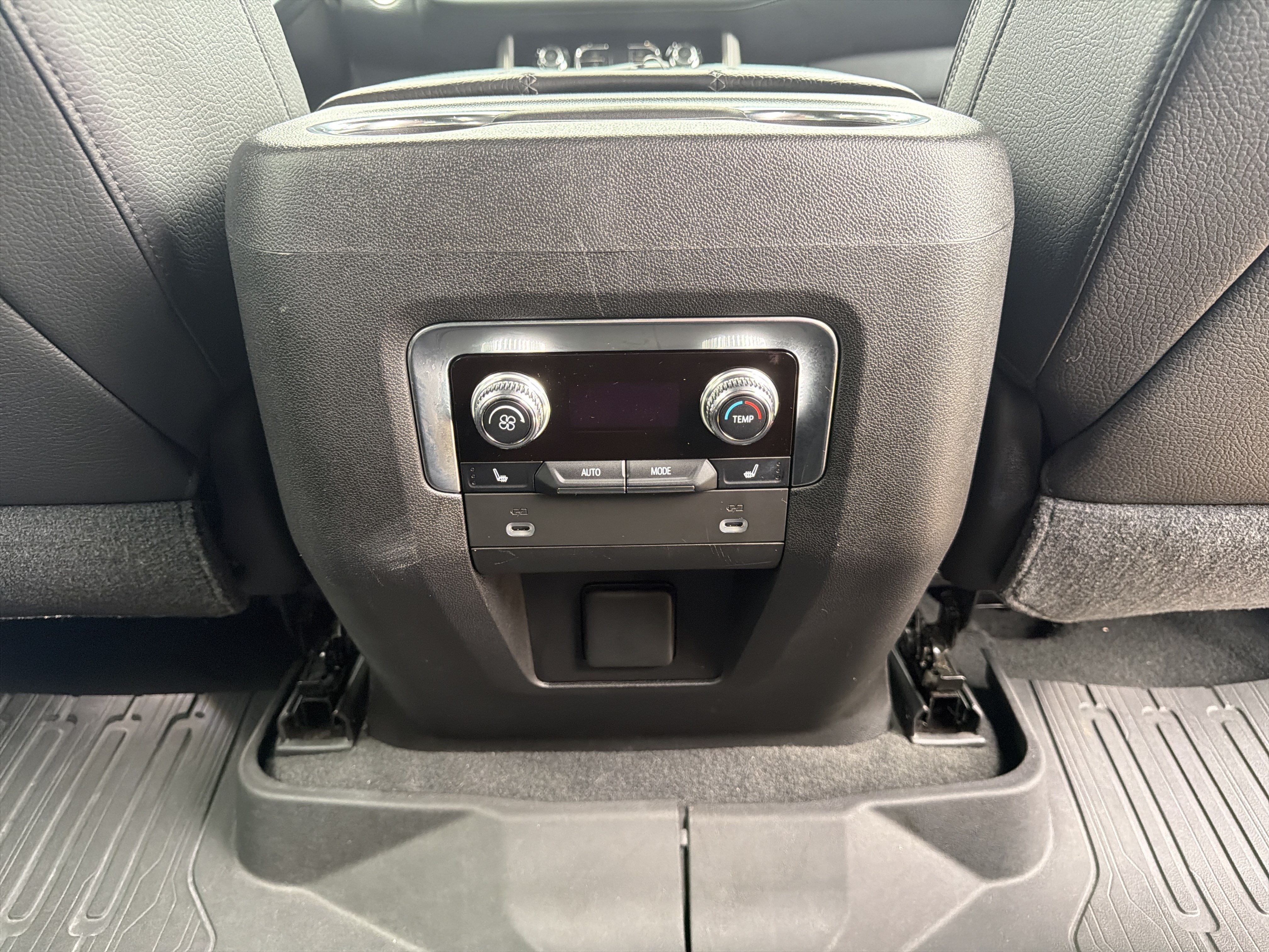 Used 2021 GMC Yukon Denali w/ Denali Premium Package RWD image 10