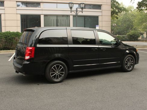 Used 2015 Dodge Grand Caravan SXT w/ Blacktop Package FWD image 7