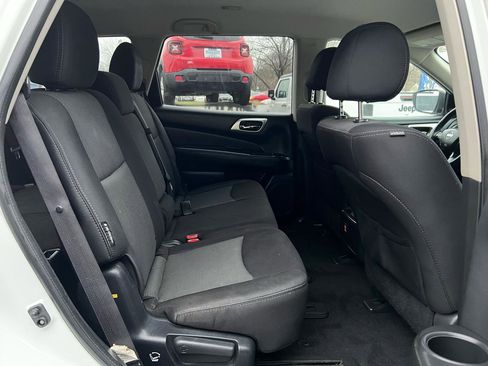 Used 2018 Nissan Pathfinder SV image 14