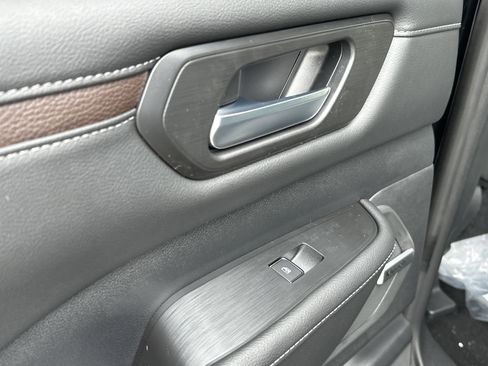 New 2025 Nissan Armada SL w/ Captain's Chari Seat Package image 16