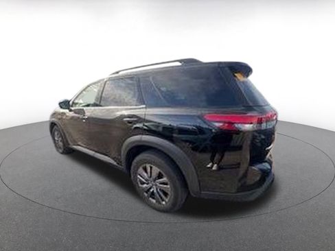 Used 2025 Nissan Pathfinder SV image 4
