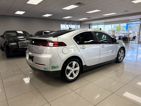 Used 2014 Chevrolet Volt FWD image 2