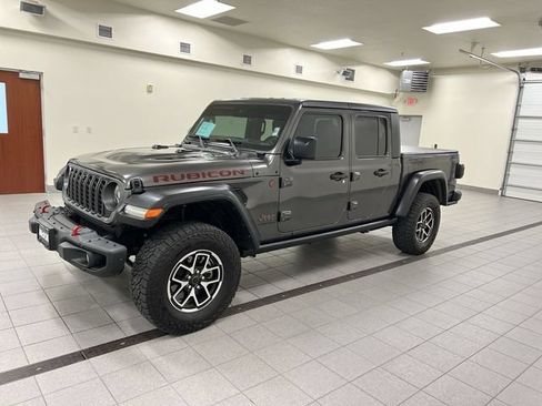 Used 2024 Jeep Gladiator Rubicon w/ Technology Group AWD/4WD image 4