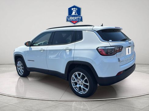 Used 2023 Jeep Compass Latitude AWD/4WD image 7