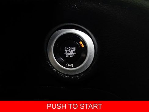 Used 2025 Chrysler Pacifica Select FWD image 9