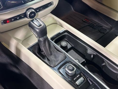 Used 2020 Volvo V60 T5 Cross Country image 27