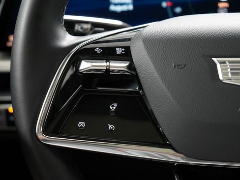 Used 2024 Cadillac Lyriq Luxury AWD/4WD image 17