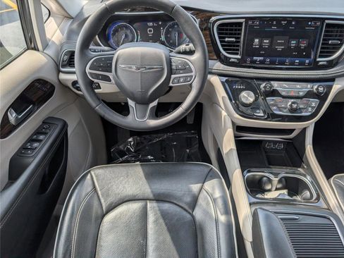 Used 2023 Chrysler Pacifica Limited FWD image 30