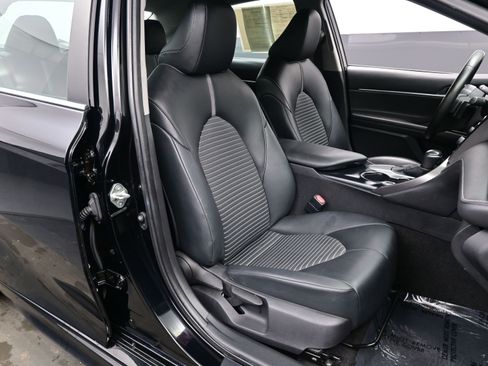 Used 2020 Toyota Camry SE image 14