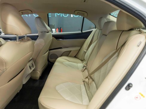 Used 2018 Toyota Camry XLE FWD image 12