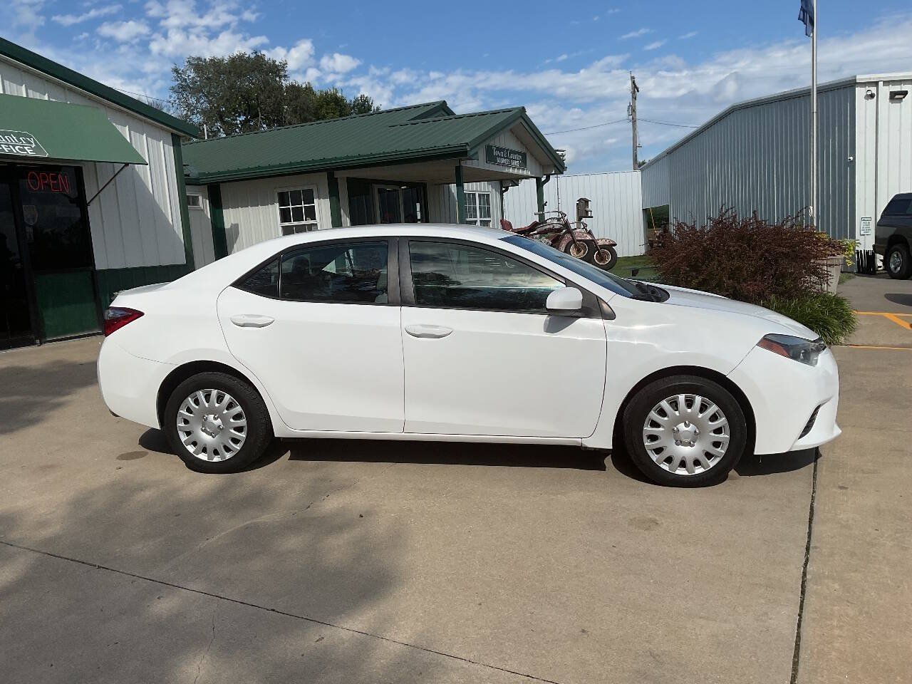 Used 2016 Toyota Corolla LE FWD image 2