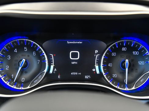 Used 2023 Chrysler Pacifica Touring-L FWD image 32