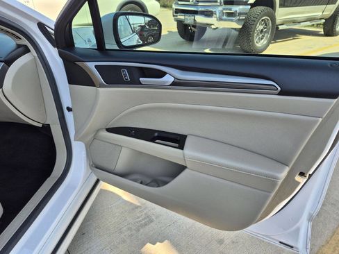 Used 2017 Ford Fusion SE w/ Fusion SE Technology Package image 14