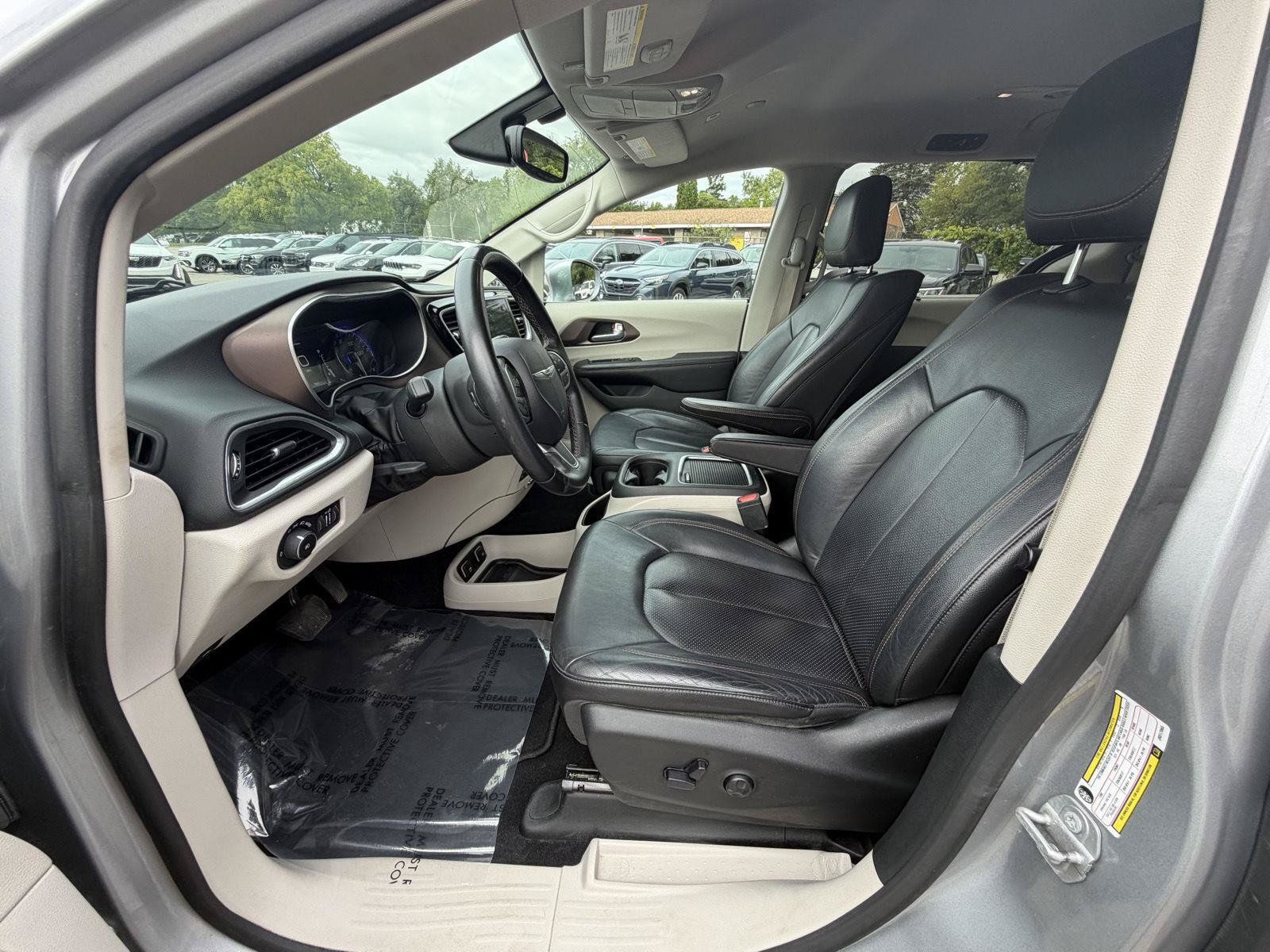 Used 2018 Chrysler Pacifica Touring-L Plus FWD image 12