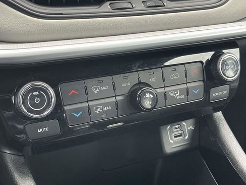 Used 2025 Jeep Compass Limited image 30