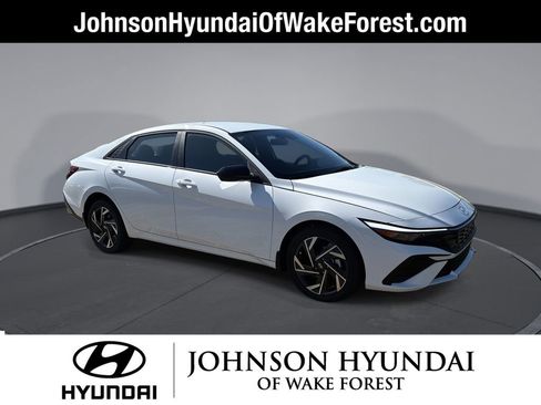 Certified 2025 Hyundai Elantra SEL image 1