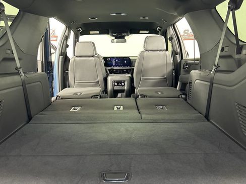 Used 2025 Chevrolet Suburban Premier AWD/4WD image 23
