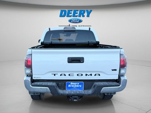 Used 2020 Toyota Tacoma TRD Off-Road AWD/4WD image 8