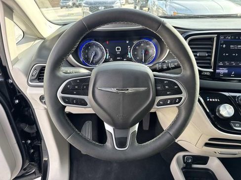 Used 2024 Chrysler Pacifica Touring-L FWD image 21