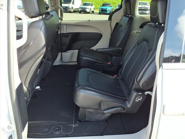 Used 2024 Chrysler Pacifica Touring-L FWD image 13