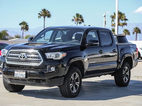 Used 2017 Toyota Tacoma TRD Sport AWD/4WD image 3