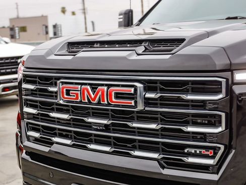 Used 2025 GMC Sierra 2500 AT4 w/ Technology Package AWD/4WD image 6