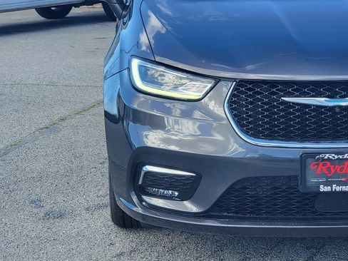 Certified 2021 Chrysler Pacifica Touring-L image 3