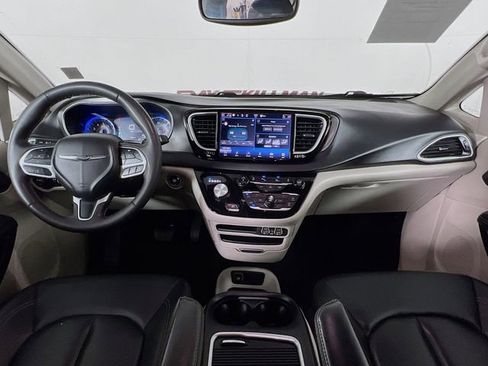 Used 2024 Chrysler Pacifica Touring-L image 24