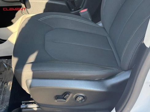 Used 2023 Chrysler Voyager LX FWD image 21
