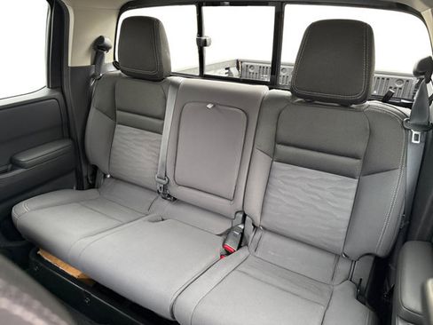 Used 2022 Nissan Frontier SV AWD/4WD image 11