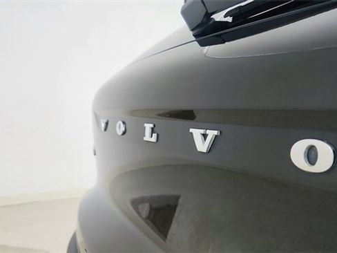Used 2024 Volvo XC40 B5 Plus image 17