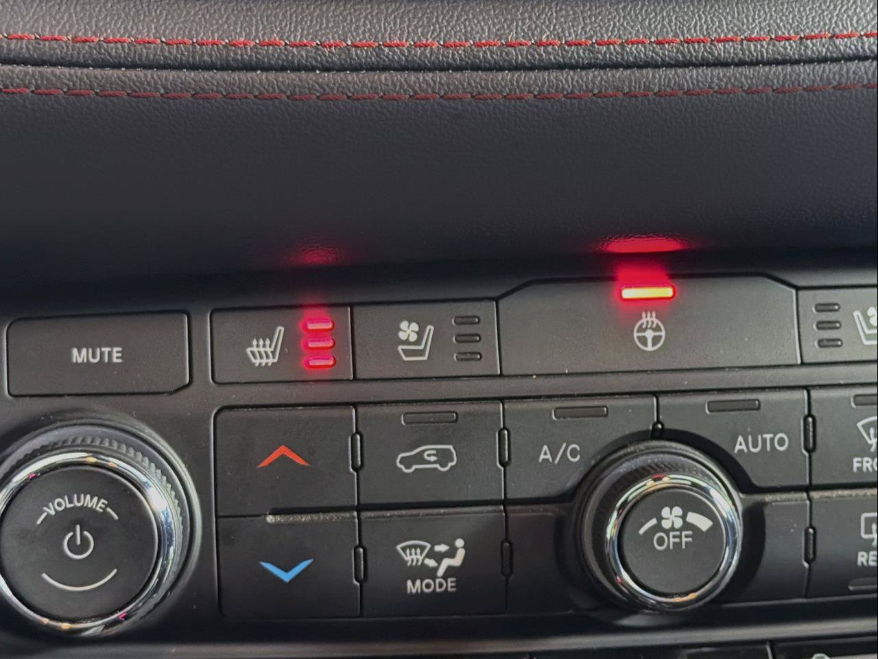 Used 2025 Dodge Durango GT AWD/4WD image 18
