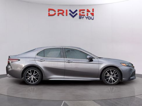 Used 2021 Toyota Camry SE image 6