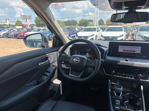 Used 2026 Nissan Rogue SL FWD image 33