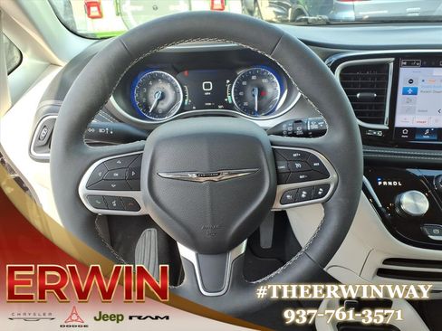 Used 2024 Chrysler Pacifica Touring-L FWD image 17