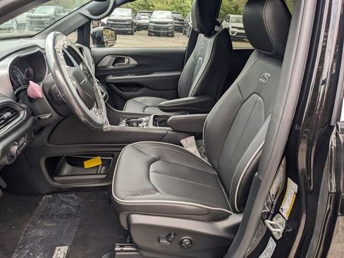 New 2026 Chrysler Pacifica Limited w/ S Appearance Package image 7