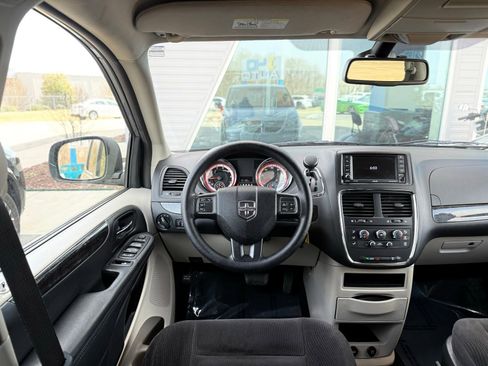 Used 2018 Dodge Grand Caravan SE w/ UConnect Hands-Free Group image 29